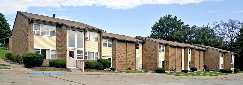 Primary Photo - Hilltop Manor Apartments