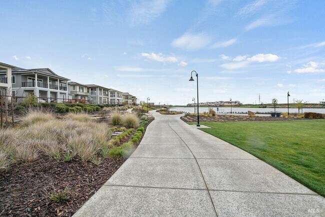 Building Photo - LAKE VIEW