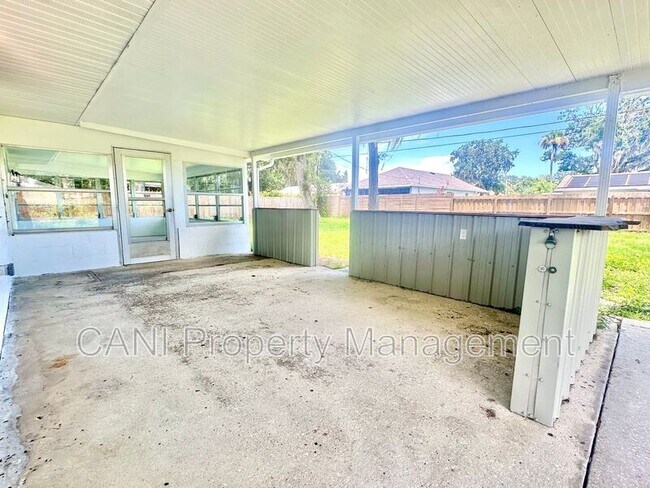 Building Photo - 2517 Royal Palm Dr