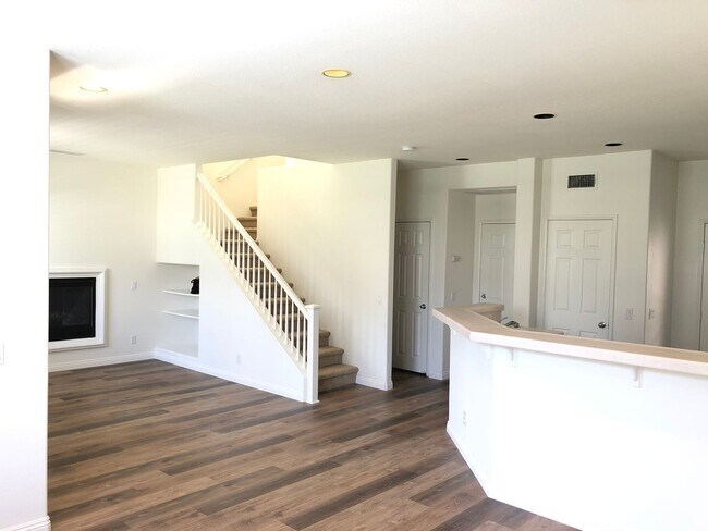 Building Photo - CHARMING 3 BR/2.5 BATH  " TWELVE PICKET LA...