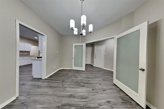 Building Photo - 26953 Kings Crescent Dr