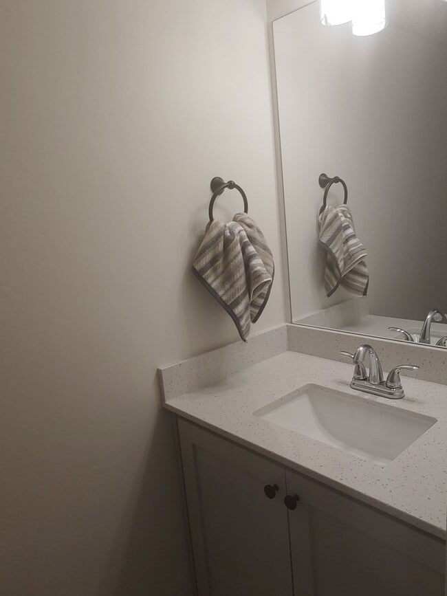 Building Photo - Townhome with Rooftop Balcony in Prime American Fork Location