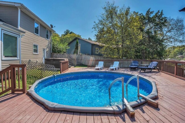 Building Photo - 709 Sandburg Pl