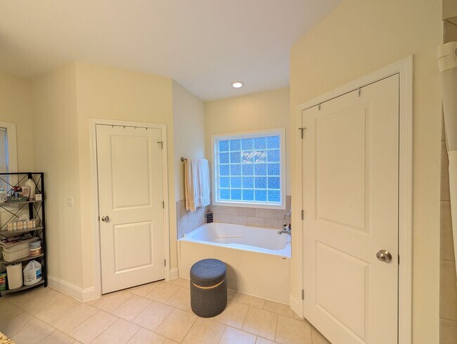 Building Photo - Beautiful Home in Convenient Swannanoa