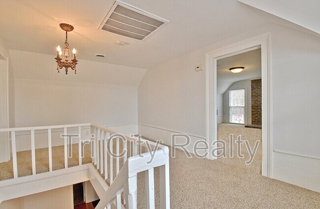 Building Photo - 115 Church Aly