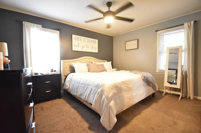 Building Photo - 3 Bedroom 2 Bath: Pets Considered