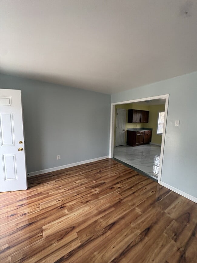 Building Photo - 123 Arthur Ct