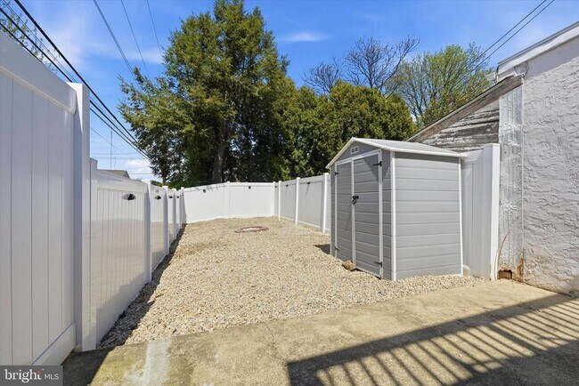 Building Photo - 400 Green Ln