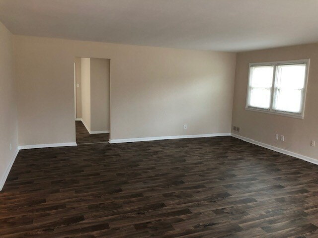 Building Photo - WEST SIDE UPDATED 4 BEDROOM AVAILABLE TODAY!