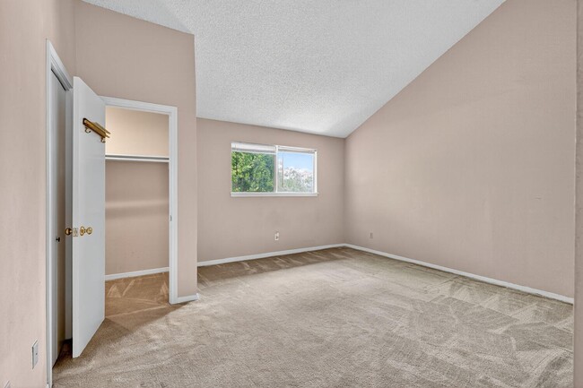 Building Photo - 9204 Westwood Village Dr