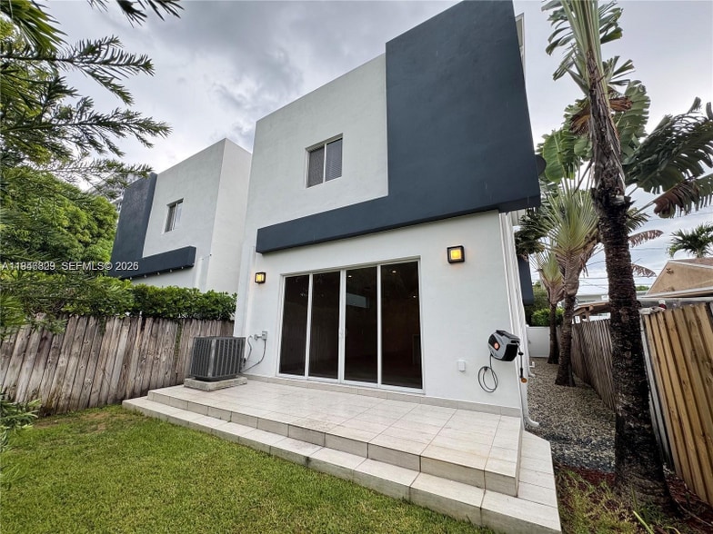 Building Photo - 2933 SW 27th Terrace