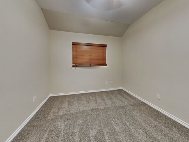 Building Photo - No Application Fee* $500 off first months ...
