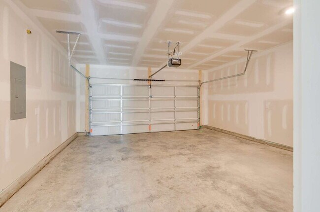Building Photo - Spacious 4-Bed Gem with 2.5 Baths in Fuqua...