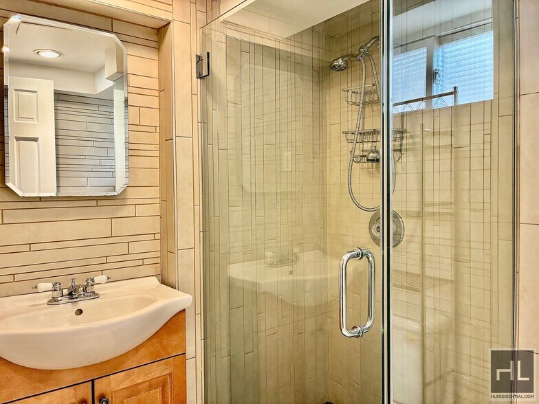 Building Photo - Large 2.5 bed 2 bath duplex with in unit W/D, Private Yard, Shed & Parking Available for an addit...