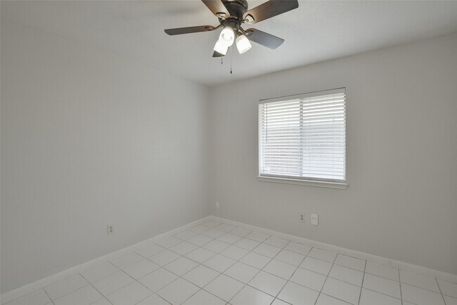 Building Photo - 2311 Old Oak Ln