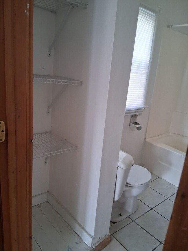 Building Photo - Charming 2-Bedroom Home in Rockford – Upda...