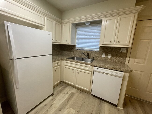 Building Photo - This charming house on a .25 acre lot close to Downtown/Historic Montgomery is a single story 3 b...