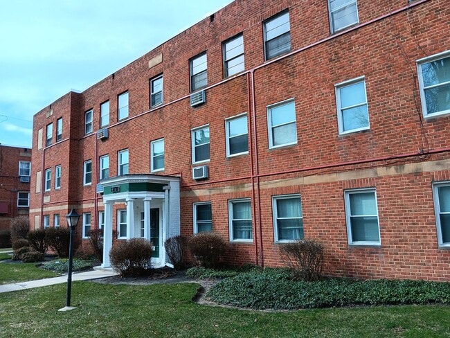 Building Photo - 13781 Cedar Rd