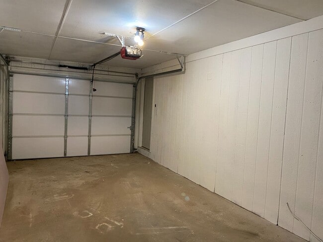 Building Photo - 2 Bedroom Duplex near lake Overholser