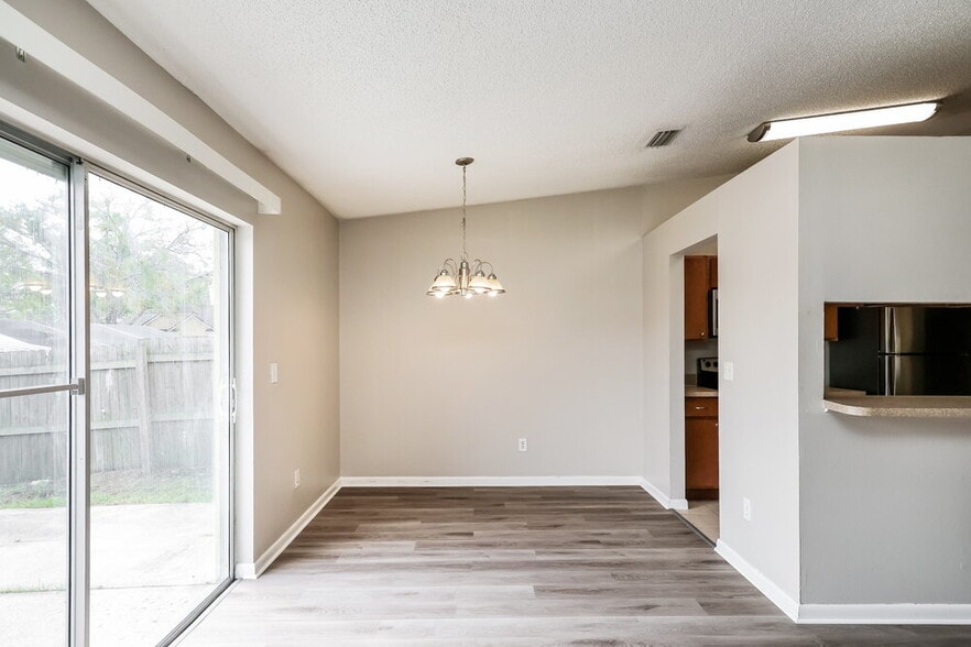 Building Photo - 317 Regal Park Dr