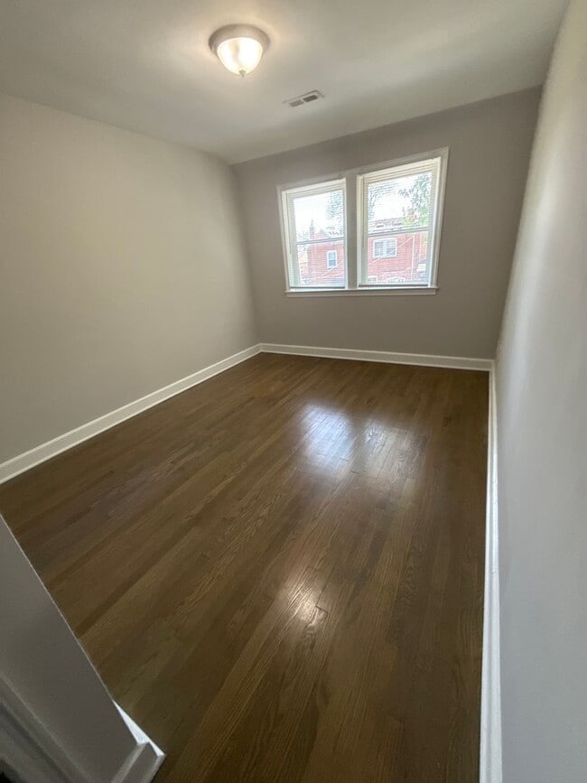 Building Photo - 935 E 41st St