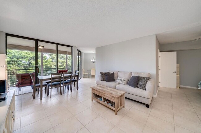 Building Photo - 7400 Radice Ct