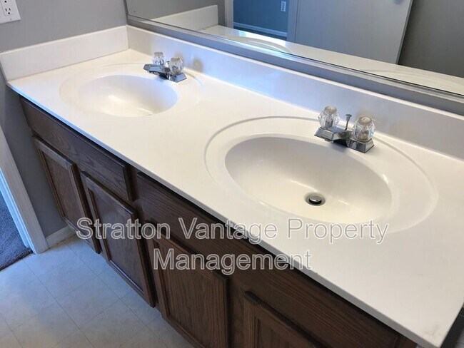 Building Photo - 12525 W Rosewood Ln