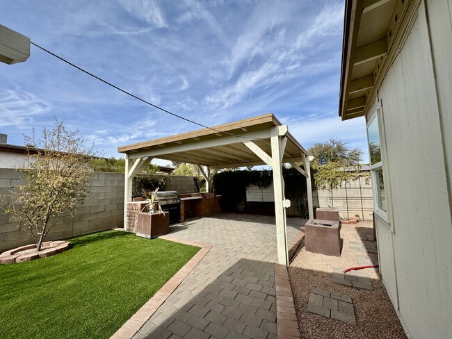 Building Photo - Midvale beauty 3 bed 2 bath