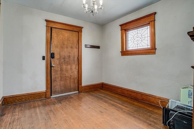 Building Photo - 908 E 31st St