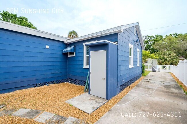 Building Photo - 2017 Oceanview Pl