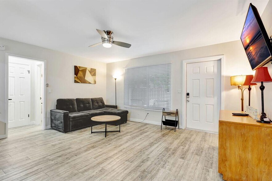 Primary Photo - 3208 Marine Dr