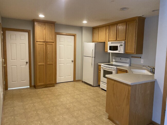 Building Photo - 860 Independence Dr