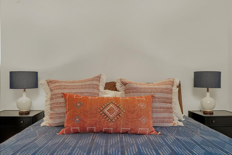 Building Photo - 230 S Pine St