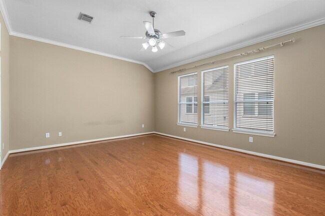 Building Photo - 707 W Heights Hollow Ln