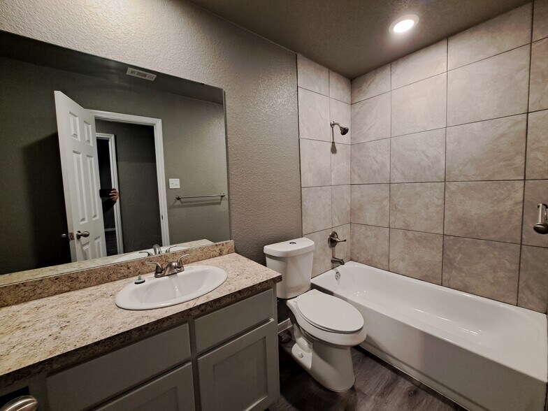 Building Photo - 209 W Robin Ln