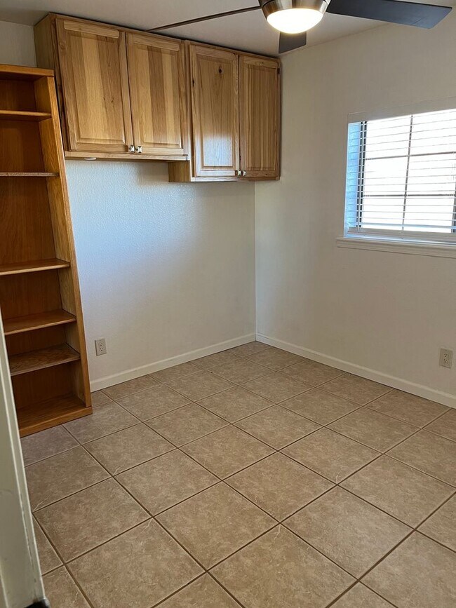 Building Photo - Modern, updated 3B/2B with fenced yard and sun room in Cottonwood