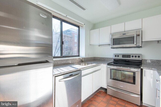 Building Photo - 327 Monroe St