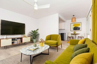 Building Photo - Stylishly Remodeled 1 Bed/1Bath in Crown P...