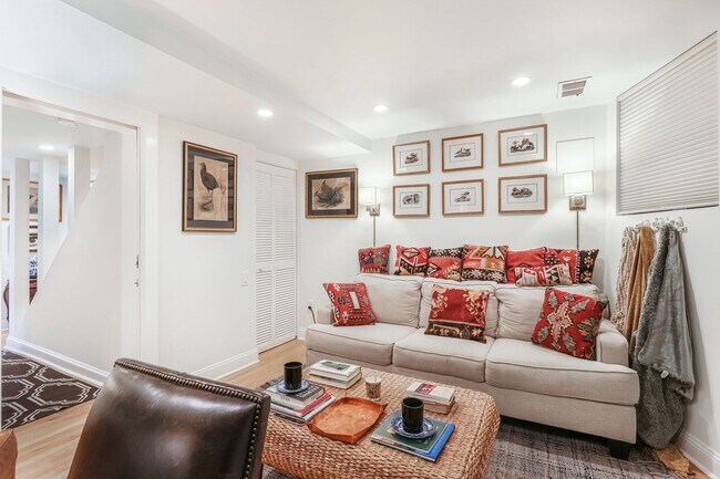 Building Photo - Amazing Adams Morgan Two-Level Condo| Parking included!