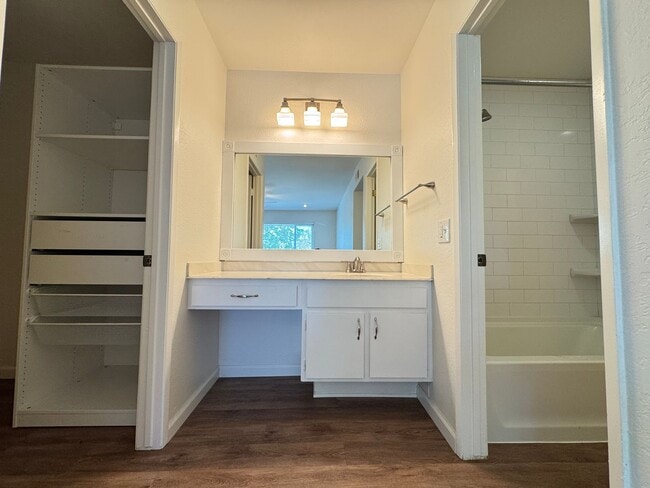 Building Photo - Beautiful & Bright 2Bd/1.5Ba Condo in Miss...