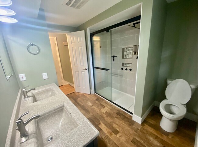 Building Photo - Stunning Bi-Level 3 Bedroom Home in Forest...