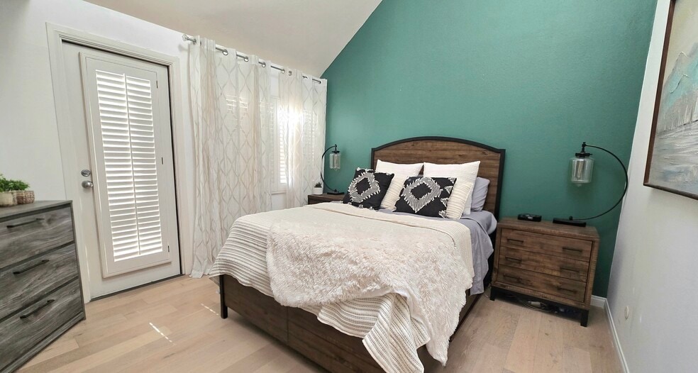 Queen Bed - 701 Kettner Blvd