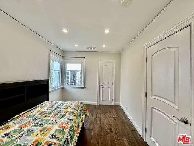 Building Photo - 128 S Swall Dr