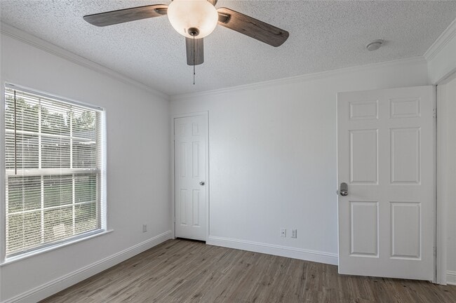 Building Photo - 121 Varsity Dr