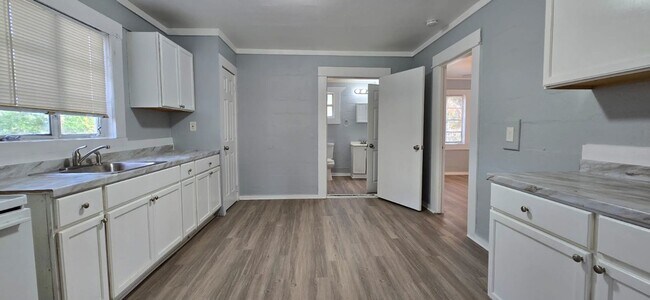 Building Photo - 4/2 Tampa Home Ready Now !