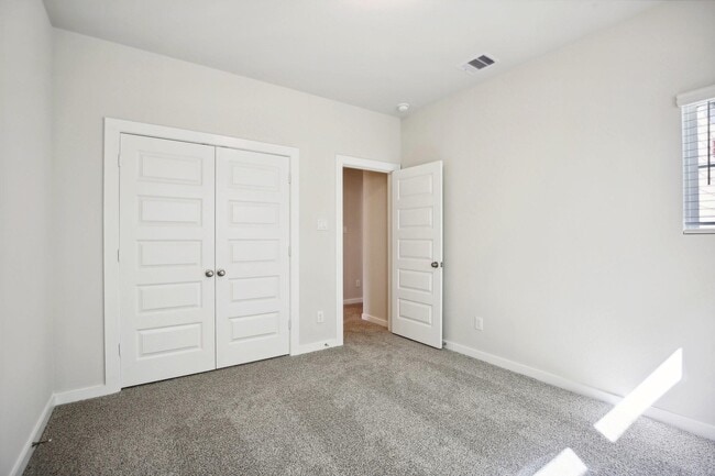 Building Photo - 586 Avisa Dr