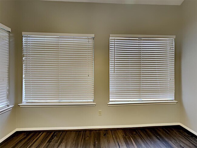 Building Photo - 6629 Queensclub Dr