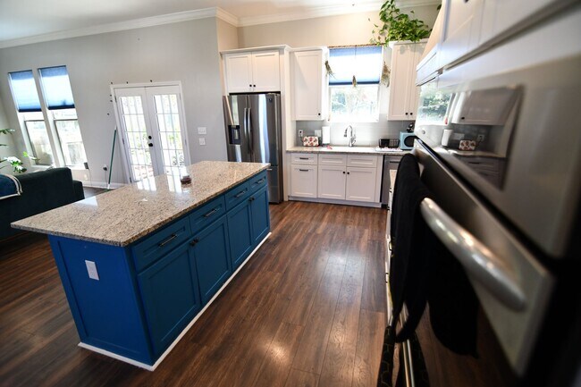 Building Photo - Zachary School District!  Trendy, 3 bedroom, 2.5 bath home in coveted Marshall Bonds Subdv