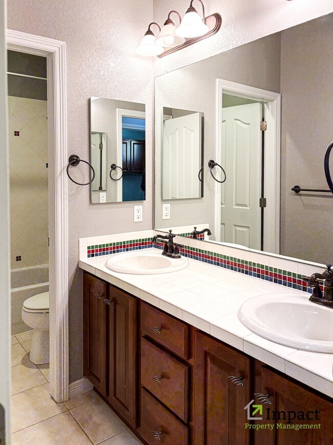 Building Photo - 10862 Glengate Cir