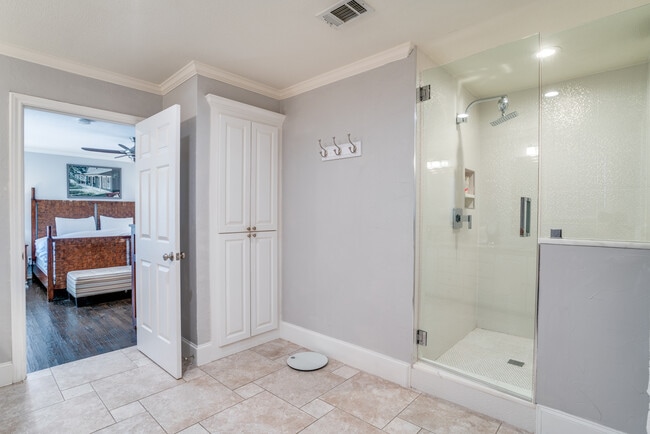 Building Photo - 3312 Villanova St